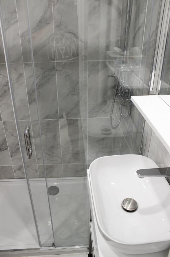 Luxury City Center Apartment - Romana Bukarest Eksteriør billede